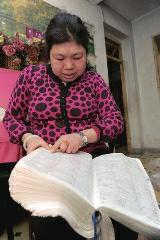 背單詞，是很多學(xué)生學(xué)習(xí)英語時(shí)最頭疼的事兒，而西安51歲大學(xué)英語老師李艷芝在兩年內(nèi)背完《英漢大詞典》22萬個(gè)英語詞匯，學(xué)生稱贊其為一本活的《英漢大詞典》；兒子自小患有自閉癥，生活不能自理，20年前又與丈夫離婚，面對生活的不幸，她秉承“你必須一直向前”的信念。