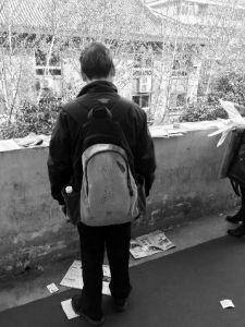 “娃在湖南上大學(xué)，馬上就要畢業(yè)了，所以我經(jīng)常在網(wǎng)上瀏覽咸陽、西安的招聘信息，想讓他畢業(yè)后留在我和他媽身邊……”3月14日，秦都區(qū)人才交流中心在區(qū)政府二樓舉辦招聘會(huì)，一名50多歲的“求職者”吸引了不少人的目光。據(jù)悉，此次招聘會(huì)共有市內(nèi)外112家企業(yè)參加，提供就業(yè)崗位3200個(gè)。