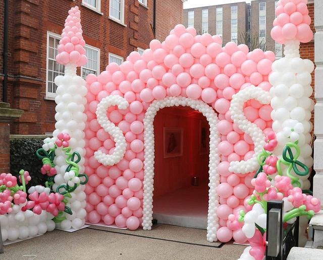 生日宴會(huì)入口處用氣球搭建成一個(gè)城堡模樣。