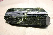 近日，商南縣奇石愛好者潘某在青山鎮(zhèn)鐵礦開采區(qū)發(fā)現(xiàn)一塊疑似綠簾石，有待相關(guān)專家和權(quán)威機構(gòu)認(rèn)定。