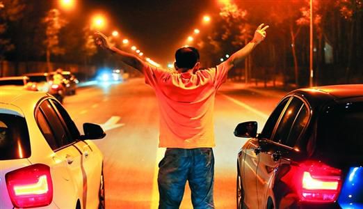 2013年8月25日凌晨，北京，在東壩大街路口進行的一場飆車。