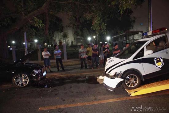 當(dāng)時(shí)賓利司機(jī)去筆架山爬山，車停在路邊，剛回來便發(fā)現(xiàn)車輛發(fā)生了事故。
