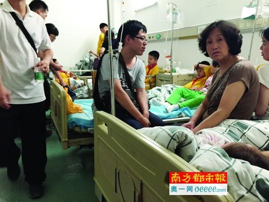  昨晚，家長們陪著誤食鼠藥的孩子們在醫(yī)院就診。