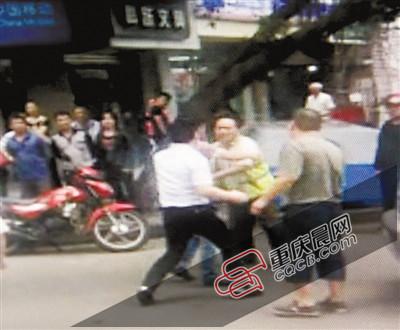 重慶一車(chē)胎爆炸把餐廳食客嚇走 眾人又折回買(mǎi)單