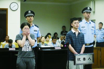 聽到判決，賈某（左）哭了起來。一直到被帶離法庭，夫妻倆沒說一句話