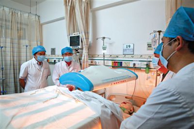 受傷醫(yī)生覃某正在進(jìn)行治療。昨日上午，醫(yī)生覃某在醫(yī)院乘電梯期間，被一名患者潑汽油并點(diǎn)燃，致重度燒傷。圖/CFP