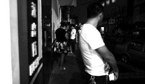 通過聊天軟件陌陌，男子小黃認(rèn)識(shí)了女孩小李，兩三天后，兩人就住到了一起。但好景不長(zhǎng)，兩人在一起僅過了十幾天，戀愛關(guān)系即破裂，小黃稱曾給小李花了一萬(wàn)余元。日前，小黃以詐騙為由將小李帶到派出所。