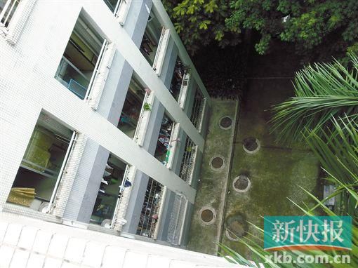 據(jù)目擊者稱,當(dāng)時(shí)墜樓者躺在右排中、下兩個(gè)井蓋中間附近。