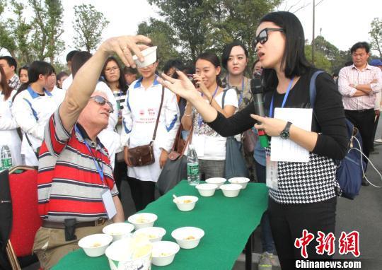 圖為外國友人品嘗揚州炒飯?！〈藜衙鳌z