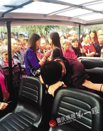 偷拍男子（前）照片來源于網(wǎng)絡(luò)，請(qǐng)作者與重慶晚報(bào)聯(lián)系