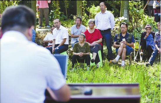 現(xiàn)場(chǎng)村民圍觀(guān)