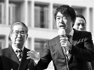 29日，日本著名極右翼分子石原慎太郎（左）和新生代右翼政客橋下徹在東京街頭演講拉票。