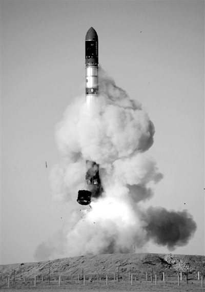 　2007年6月15日，俄羅斯在哈薩克斯坦的軍事場地試射一枚“RS-20”導(dǎo)彈。尚未有媒體公布新型固
