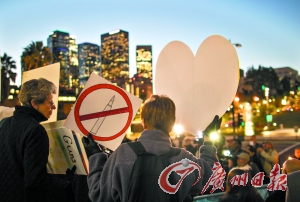 　14日，在美國首都華盛頓白宮外，民眾舉行燭光集會，悼念當(dāng)日康涅狄格州桑迪胡克小學(xué)槍擊案遇難者，呼吁