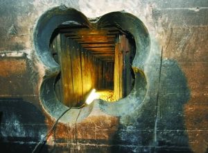 隧道頂端及四周用板材固定。 人民網(wǎng)照片