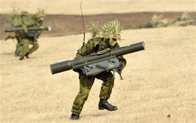 “作戰(zhàn)” 1月13日，日本自衛(wèi)隊一隊員在新年軍演中手持武器，發(fā)動進攻。媒體尚未公布1月22日的美日聯(lián)合軍演圖片。