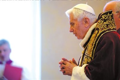 ?11日，本篤十六世出席主教會(huì)議，宣布將于本月28日退位。圖/CFP