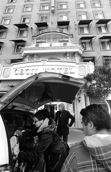 20日，美國(guó)洛杉磯，塞西爾酒店房客薩拜娜乘出租車(chē)離開(kāi)酒店。由于擔(dān)心水質(zhì)受到污染，目前已有27戶(hù)房客離開(kāi)塞西爾酒店。