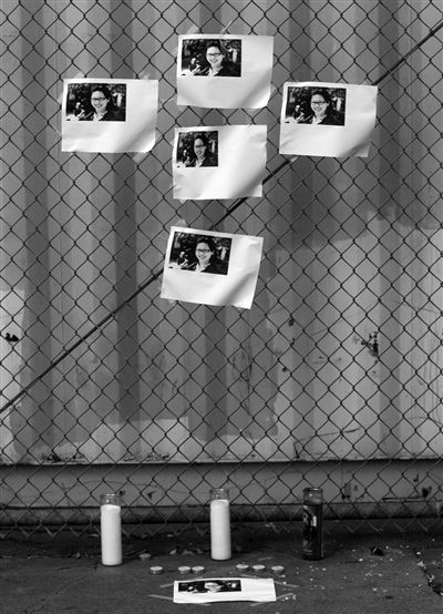 21日，美國洛杉磯，華裔女孩藍(lán)可兒遇害案件曝光后，一些人在塞西爾酒店附近擺放藍(lán)可兒的照片和蠟燭，紀(jì)念藍(lán)可兒。