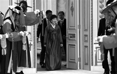 2月25日，韓國首爾，韓國首位女總統(tǒng)樸槿惠身著傳統(tǒng)韓服出席晚宴。