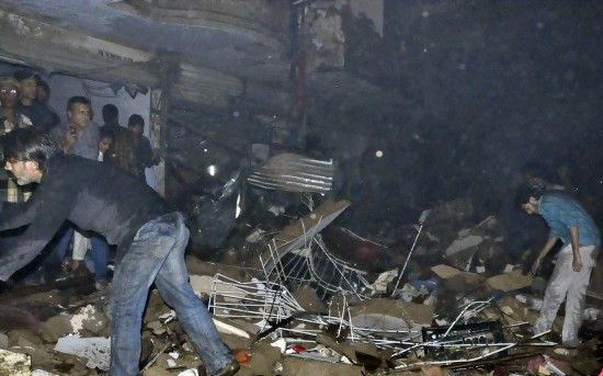 3月3日，在巴基斯坦南部城市卡拉奇，救援人員在爆炸現(xiàn)場(chǎng)工作。