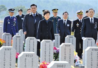 26日，韓國(guó)總統(tǒng)樸槿惠參加“天安”艦事件3周年紀(jì)念活動(dòng)，悼念在事件中身亡的韓國(guó)士兵。
