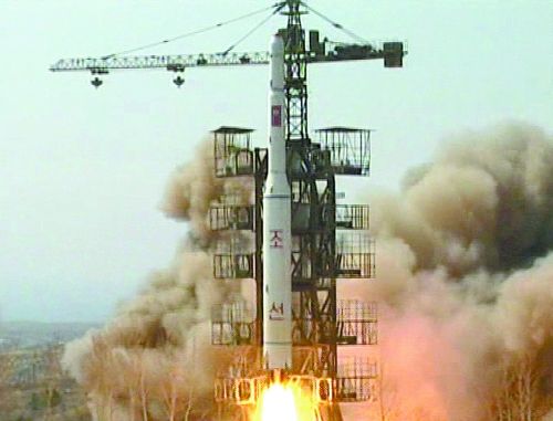 朝鮮KRT電視臺(tái)在2009年4月5日播放的朝鮮在咸鏡北道花臺(tái)郡舞水端里發(fā)射火箭的電視截圖。