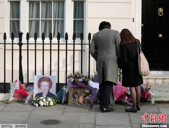 當(dāng)?shù)貢r(shí)間2013年4月8日，英國(guó)倫敦，民眾在英國(guó)前首相撒切爾夫人位于倫敦的住所前進(jìn)行悼念活動(dòng)。