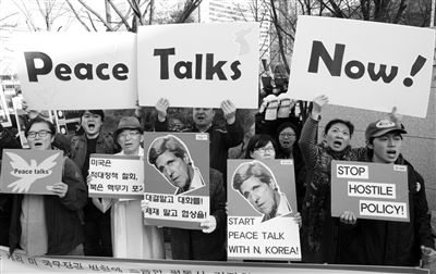 4月12日，韓國示威者在該國國防部前手持克里畫像，反對(duì)韓美軍演，要求克里前往朝鮮尋求和平談判。