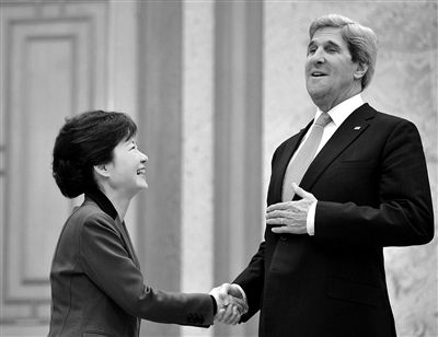 4月12日，韓國總統(tǒng)樸槿惠（左）與美國國務(wù)卿克里會(huì)面。