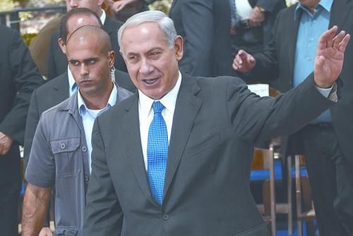 經(jīng)以總理內(nèi)塔尼亞胡主持的內(nèi)閣秘密會議決定，以空軍接連對敘利亞多處目標(biāo)實(shí)施空襲。圖為內(nèi)塔尼亞胡5日出席內(nèi)閣會議。