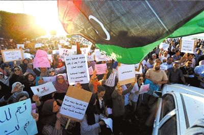 10日，利比亞首都的黎波里，當?shù)厥忻裨诶葋喭饨徊客馐就棺h“政治隔離法”。圖/東方IC