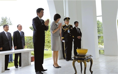 25日，緬甸仰光，安倍偕妻子參拜“二戰(zhàn)陣亡日軍墓”。圖/CFP