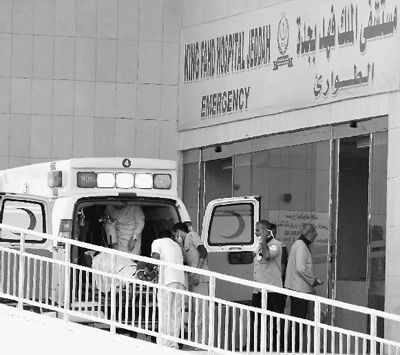 圖為一輛救護車抵達沙特吉達法赫德國王醫(yī)院。