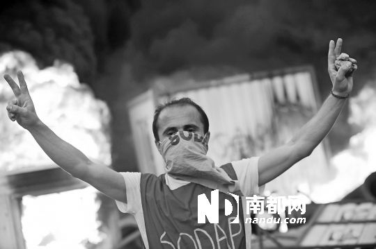 5月31日，土耳其示威者在伊斯坦布爾市中心的塔克西姆廣場抗議政府拆除加濟公園的計劃。