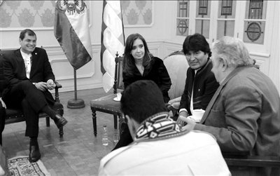 7月4日，科雷亞、克里斯蒂娜、莫拉萊斯、穆?？榜R杜羅（左起順時針方向）參加會議。新華社發(fā)