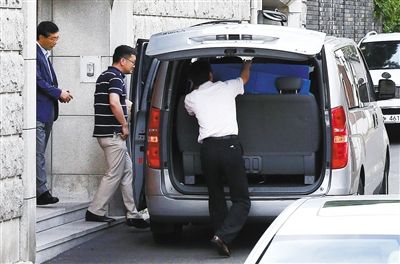 16日,為追征前總統(tǒng)全斗煥的非法資金,韓國檢察廳搜查其住宅和家族企業(yè)。