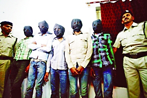 印度一個特別法庭20日宣布，判處卷入瑞士女游客遭輪奸案的6名男子終身監(jiān)禁。檢方對判決結(jié)果感到滿意，但表示不排除被告上訴可能。