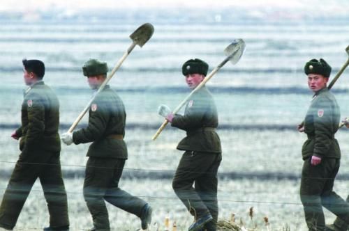 朝軍士兵前往田地支援地方建設(shè)。