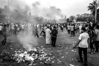 7月27日,在埃及首都開羅,穆爾西支持者同防暴警察發(fā)生沖突。新華社發(fā)