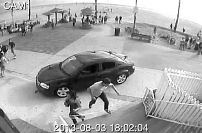 監(jiān)控錄像截屏圖：3日，美國(guó)洛杉磯市，一輛汽車沖進(jìn)威尼斯海灘棧道上的人群。圖/東方IC