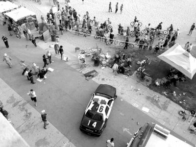 3日，美國(guó)洛杉磯，威尼斯海灘上血跡斑斑，警方正在調(diào)查。圖/東方IC