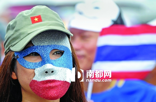 4日，一名泰國反政府人士頭戴面具在首都曼谷參加集會。