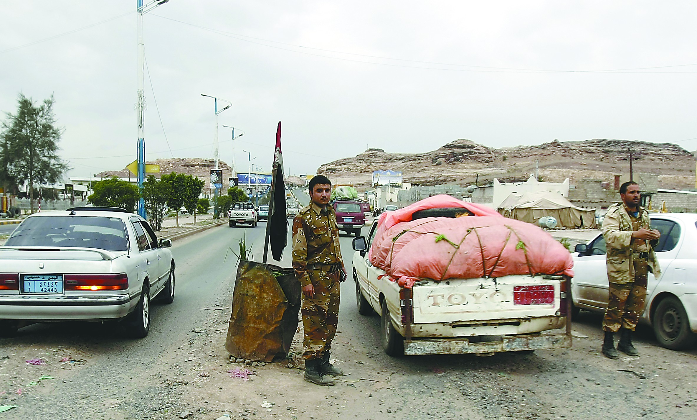 當(dāng)?shù)貢r間4日，在也門首都薩那，安全人員在通往美國大使館的路上設(shè)置檢查站檢查過往車輛。