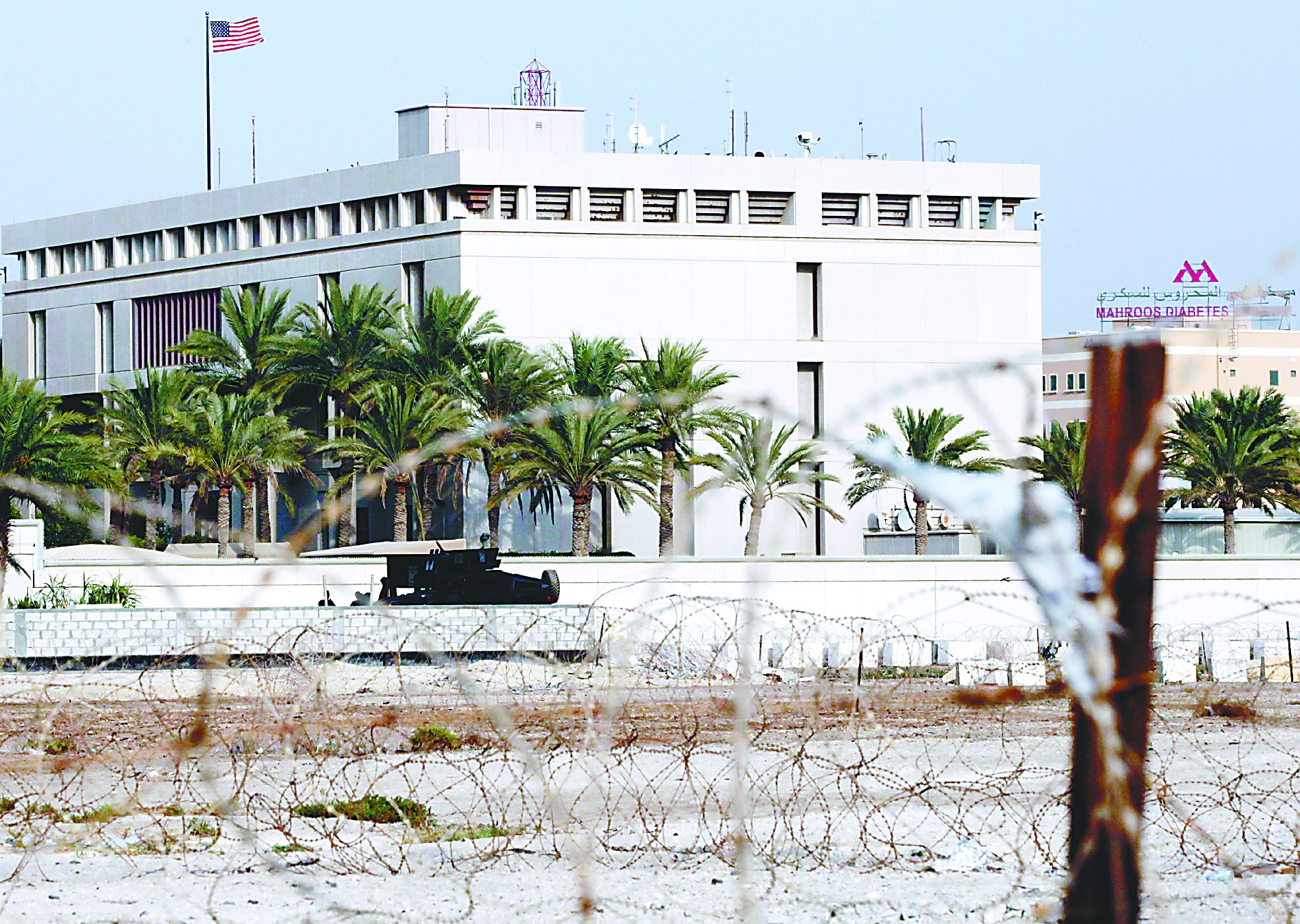 當(dāng)?shù)貢r間4日，在也門首都薩那，安全人員在通往美國大使館的路上設(shè)置檢查站檢查過往車輛。