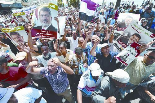 16日，穆爾西的支持者進行“憤怒的星期五”大游行，抗議軍方清場行動造成嚴(yán)重人員傷亡。