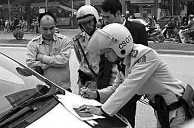 越南交警在開罰單。