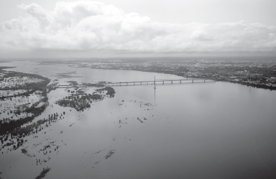 據(jù)目前估計(jì)，俄遠(yuǎn)東地區(qū)因洪災(zāi)造成的損失超過(guò)100億盧布。