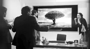 屏幕顯示樹的畫面，求職者獲知真相