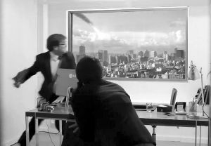 超高清屏幕上出現(xiàn)隕石撞擊城市樓群的場景，蒙在鼓里的求職者以為發(fā)生了真實的末日災(zāi)難